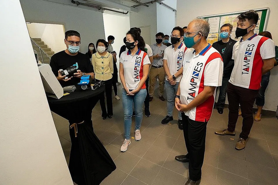 KE ARAH KEMAMPANAN: (Dari kanan) Menteri Pembangunan Sosial dan Keluarga Encik Masagos Zulkifli Masagos Mohamad bersama Pengerusi Majlis Bandaran Tampines, Cik Cheng Li Hui melihat fungsi Papan Eko di lobi lif blok di Tampines semalam. - Foto MAJLIS BANDARAN TAMPINES