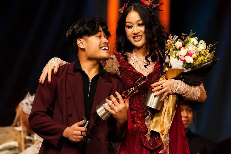 Aisha Retno (kanan) bersama adiknya, Radi, meraikan kejayaan lagu ‘Tak Adil’ yang meraih Naib Juara Anugerah Juara Lagu 40, iaitu pencapaian yang cukup bermakna buat pasangan adik-beradik itu.