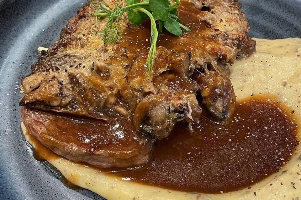 Stik, ‘Pan Fried Ribeye’; dengan cendawan, ‘Mushroom Gratin’ seberat 200 gram ditawarkan pada harga $25. 