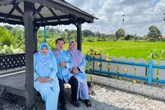 Pelancong Singapura, Cik Nur Jannah Mohamed (kanan), bersama bapanya, Encik Mohamed Yusof, dan ibu, Cik Rogayah Abdul Samad,  teruja meraikan Aidilfitri 2026 di inap desa berlatarkan kawasan sawah padi di Sekinchan, Selangor pada 10 hingga 13 April. 