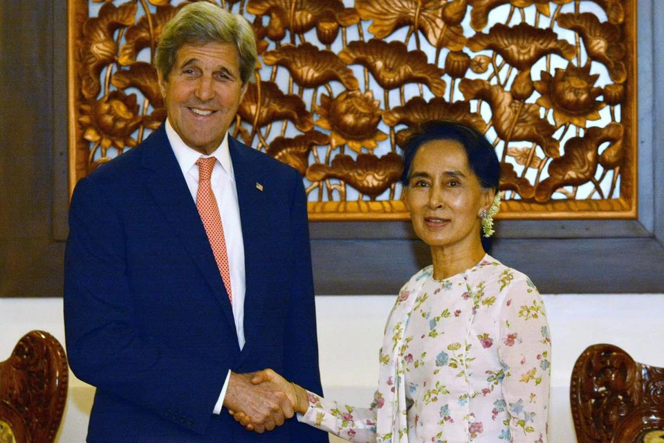 HORMATI HAK ASASI MANUSIA: Encik Kerry (kiri)menggesa Cik Suu Kyi (kanan) dan pemerintah baru Myanmar supaya mengambil langkah mempertahan hak asasi kaum minoriti Islam Rohingya di negara itu. - Foto REUTERS