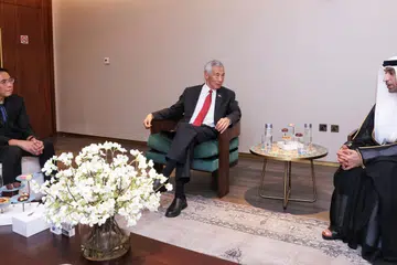LAWATAN RASMI: Perdana Menteri, Encik Lee Hsien Loong, tiba di Lapangan Terbang Antarabangsa Dubai pada Jumaat bagi lawatan rasmi ke Amiriah Arab Bersatu (UAE), yang turut disertai Menteri Kedua Ehwal Luar, Dr Maliki Osman (kiri). Encik Lee disambut Menteri Negara Perdagangan Ehwal Luar UAE, Dr Thani Ahmed Al Zeyoudi (kanan).