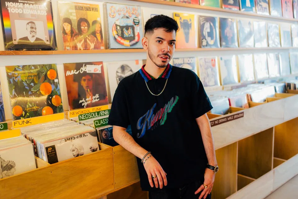 SATUKAN DUA CINTA: omarKENOBI seronok dapat jadi ‘deejay hip-hop’ stesen radio Indiego di samping berkarya dalam program nasional seperti ‘Let’s Celebrate 2024’.