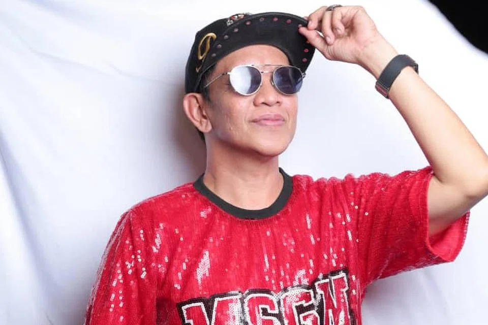 ABADIKAN RESIPI ROJAK IBU: Roslan Shah mengabadikan resipi rojak arwah ibunya, Cik Mariam Kari, dalam bentuk rakaman lagu ‘Rojak Maznah Ke Tuu!!!’