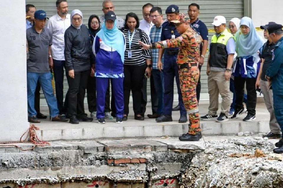 Menteri di Jabatan Menteri (Wilayah Persekutuan), Dr Zaliha Mustafa (tiga dari kiri), ketika meninjau lokasi tanah jerlus di Masjid India, Kuala Lumpur, pada 23 Ogos.