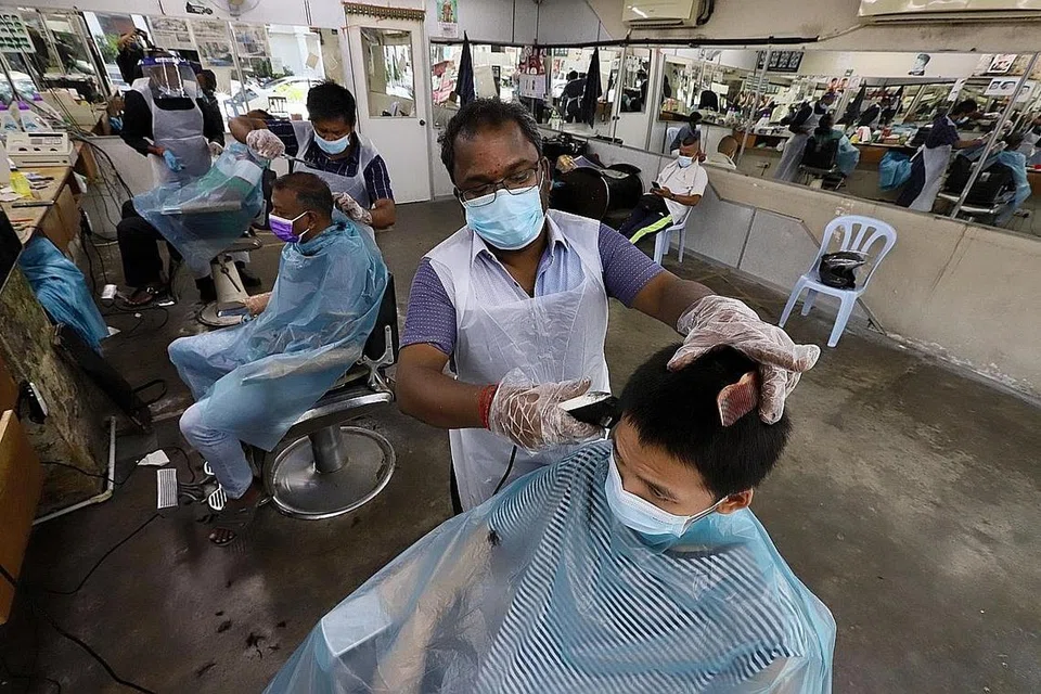 GUNTING RAMBUT: Orang ramai berpusu-pusu mendapatkan khidmat gunting rambut sebaik kerajaan mengumumkan perintah sekatan pergerakan ke seluruh negara. - Foto THE STAR 