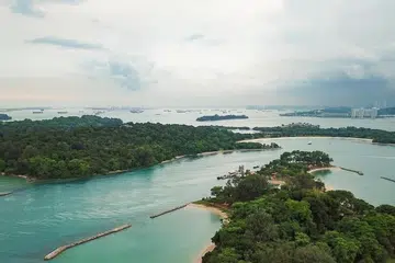 Pemandangan dari udara menyaksikan selatan Pulau Lazarus (kiri atas) dan Terumbu Kusu (bawah kanan) akan menjadi daya tarikan istimewa dengan pantai berbatu karang yang jarang didapati.
