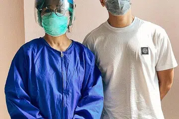 DIDIDIK DENGAN NILAI MURNI: Afgan bersama ibunya, Lola Purnama, seorang pakar perubatan kanak-kanak. Beliau berterima kasih kepada ibu dan juga bapanya, Loyd Yahya, seorang doktor anestesia, kerana membesarkannya dengan sikap peduli terhadap keperluan masyarakat. Sempena hari lahirnya, Afgan mengadakan konsert amal mengumpul dana untuk membeli alat bantuan pernafasan buat kegunaan hospital Indonesia. - Foto INSTAGRAM AFGAN