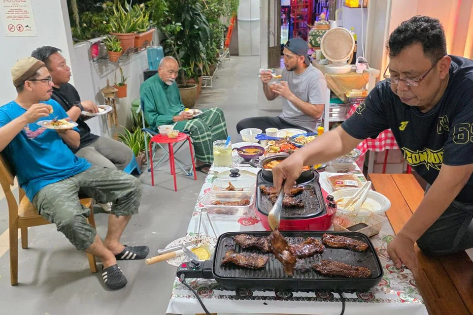 Sesi makan steamboat mengukuhkan ukhuwah dan semangat kejiranan.