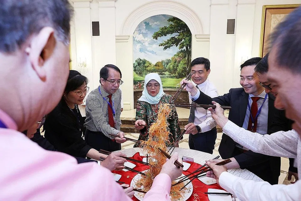 MAJLIS PENGHARGAAN: Presiden Halimah (tengah) menganjurkan majlis penghargaan di Istana semalam bagi peserta dan penaja Chingay 2023. Bersama dalam gambar dari kiri ialah pengarah seni dan budaya, Lembaga Pelancongan Singapura, Cik Lim Shoo Ling; pengarah ketua eksekutif Toteboard, Encik Fong Yong Kian; pengarah ketua eksekutif Persatuan Rakyat, Encik Jimmy Toh dan kumpulan eksekutif ketua negara Singapura Bank DBS, Encik Shee Tse Koon. - Foto MCI