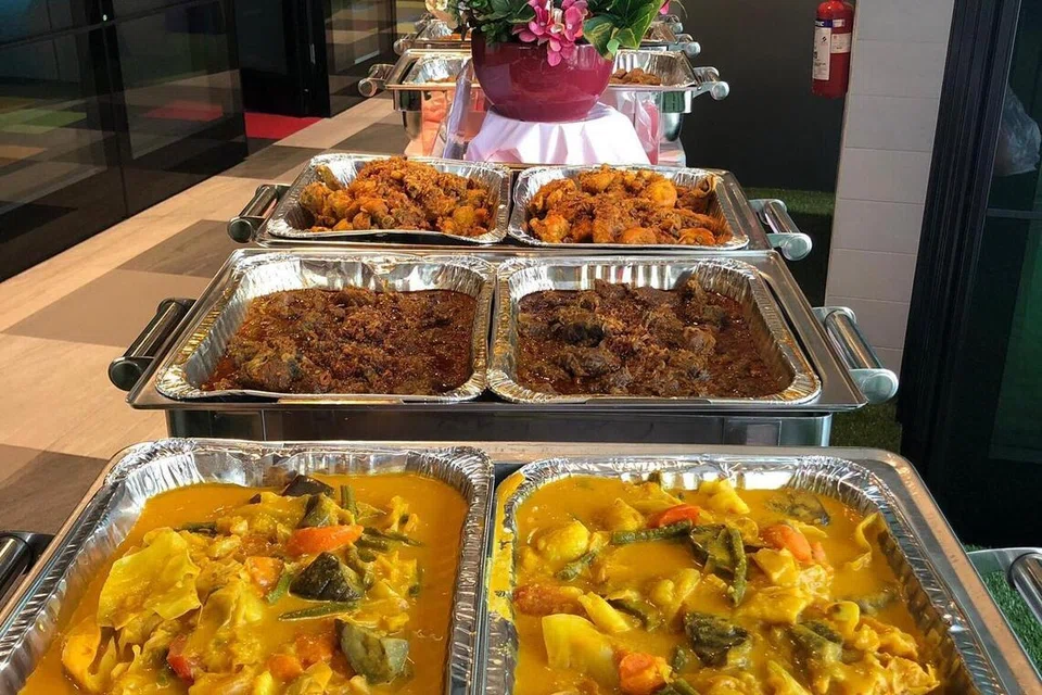 Juadah Hari Raya lazimnya tinggi kandungan lemak. Oleh itu, bahan masakan boleh diubah kepada pilihan yang lebih sihat, contohnya gantikan minyak masak biasa dengan minyak zaitun tanpa menjejaskan rasa hidangan makan.