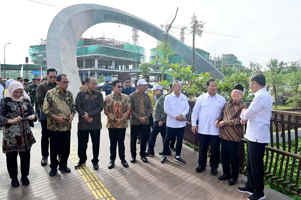 (Dari kanan) Presiden Joko Widodo, Naib Presiden  Ma’ruf Amin dan Menteri Pertahanan  Prabowo Subianto, yang juga bakal Presiden, meninjau kemajuan kerja pembinaan di Nusantara, di Kalimantan Timur, sebelum mesyuarat Kabinet yang pertama di ibu kota baru Indonesia itu  pada 12 Ogos.