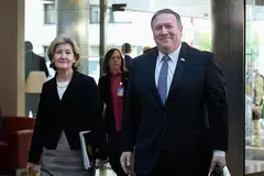 TIBA DI EROPAH: Encik Pompeo tiba di Brussels bersama Duta Amerika Syarikat ke Nato, Cik Kay Bailey Hutchison (kiri), untuk menghadiri mesyuarat menteri luar di ibu pejabat Nato. - Foto AFP