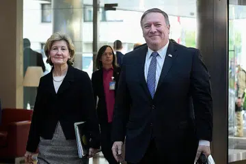 TIBA DI EROPAH: Encik Pompeo tiba di Brussels bersama Duta Amerika Syarikat ke Nato, Cik Kay Bailey Hutchison (kiri), untuk menghadiri mesyuarat menteri luar di ibu pejabat Nato. - Foto AFP