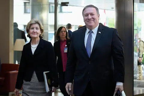 TIBA DI EROPAH: Encik Pompeo tiba di Brussels bersama Duta Amerika Syarikat ke Nato, Cik Kay Bailey Hutchison (kiri), untuk menghadiri mesyuarat menteri luar di ibu pejabat Nato. - Foto AFP