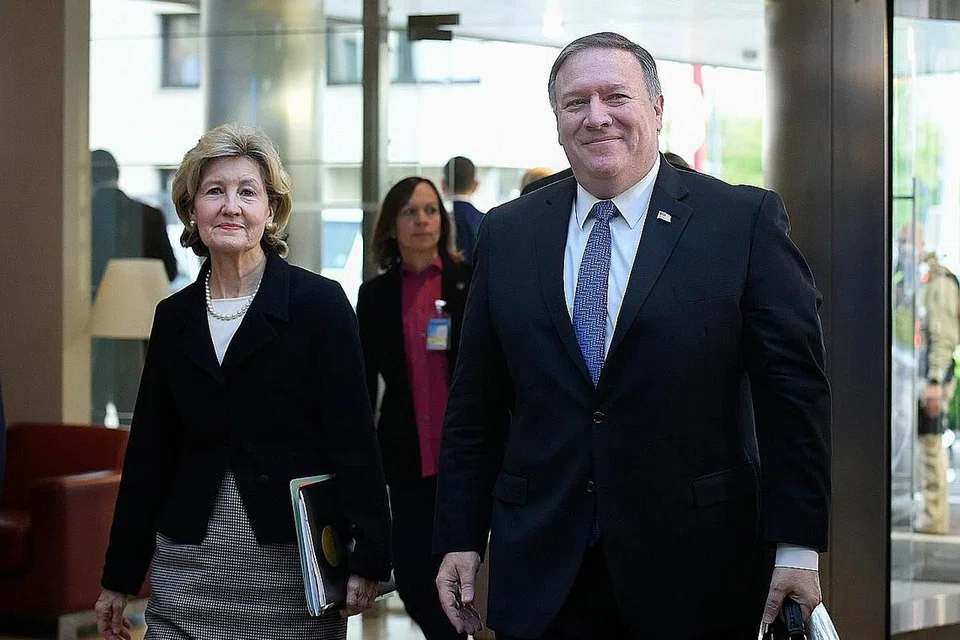 TIBA DI EROPAH: Encik Pompeo tiba di Brussels bersama Duta Amerika Syarikat ke Nato, Cik Kay Bailey Hutchison (kiri), untuk menghadiri mesyuarat menteri luar di ibu pejabat Nato. - Foto AFP