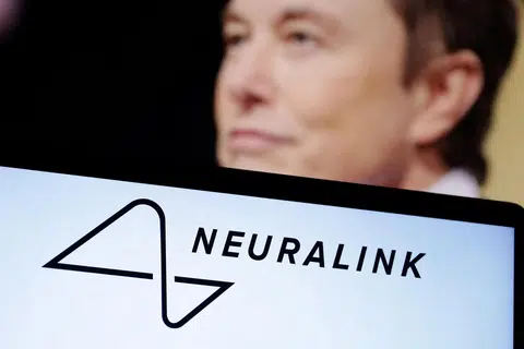 PENCAPAIAN BARU: Neuralink, syarikat pemula milik usahawan Elon Musk telah terima kelulusan mendapatkan peserta bagi ujian implan otaknya untuk pesakit lumpuh.