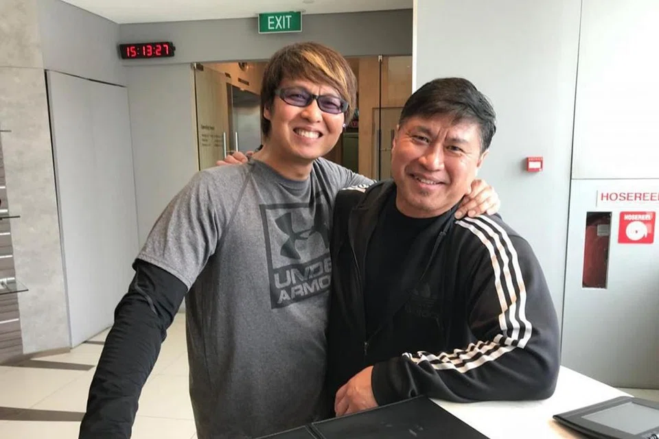 JALIN PERSABAHATAN: Persahabatan Glenn Ong dan jurulatih senamanya, Encik Aziz Musa, telah membantu membuka minda Glenn mengenai erti sebenar Islam dan warisan orang Melayu. - Foto ihsan GLENN ONG