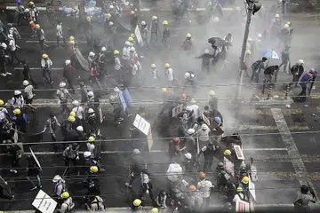 KEADAAN MERUNCING: Penunjuk perasaan di Myanmar melarikan diri daripada pasukan keselamatan dalam satu tunjuk perasaan terhadap rampasan kuasa tentera di bandar utama Yangon. - Foto EPA-EFE