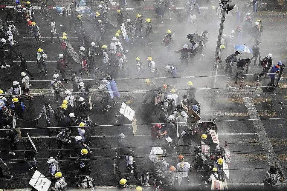 KEADAAN MERUNCING: Penunjuk perasaan di Myanmar melarikan diri daripada pasukan keselamatan dalam satu tunjuk perasaan terhadap rampasan kuasa tentera di bandar utama Yangon. - Foto EPA-EFE