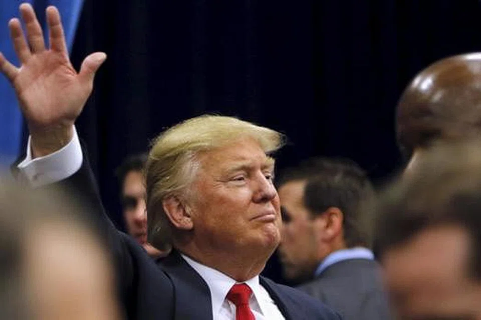 TARIK DIRI: Encik Trump, yang bertemu penduduk semasa kempennya di bandar Iowa, mengesahkan tidak akan menyertai debat Parti Republikan esok di saluran televisyen Fox News. - Foto REUTERS