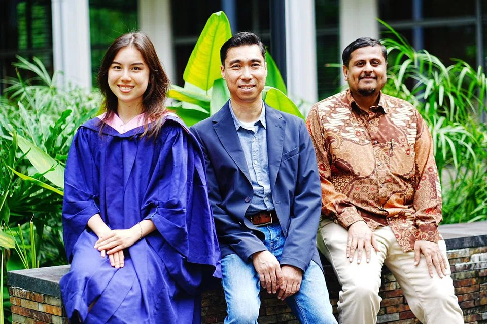 Cik Sophie Du Toit, bergambar bersama Penyelaras Program Ijazah Pengajian Global, Dr George Radics (tengah) serta Zamil dan Pensyarah Kanan Adjung di NUS, Dr Mustafa Izzuddin. 