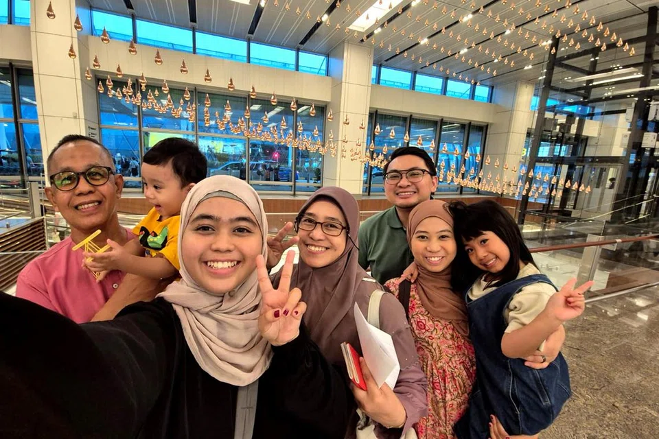 Encik Mohd Nordin Varijan (kiri) dan Cik Siti Dahlia Mohd Dali (empat dari kanan), bergambar di Lapangan Terbang Changi bersama anak-anak, menantu dan cucu pada 28 April, sebelum pasangan itu berangkat untuk bercuti selama 12 hari ke Sepanyol dan Maghribi. (Dua dari kanan) ialah anak sulungnya, Cik Fatin Syahirah Mohd Nordin bersama suami, Encik Muhammad Akid Abd Rahman; dan (tiga dari kiri) ialah Cik Nurul Haziqah Mohd Nordin. 