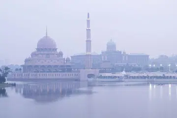 Gambar menunjukkan Masjid Putra dan Pejabat Perdana Menteri Malaysia di Putera Jaya diselubungi jerebu akibat kebakaran hutan di rantau ini.