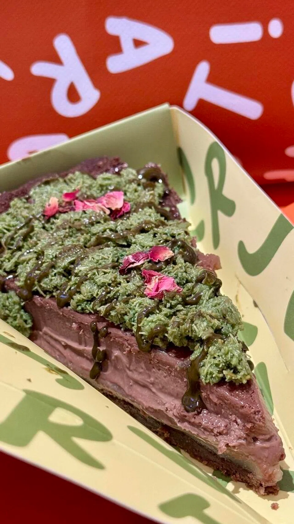 Tat keju perisa coklat Dubai Kunafa di kedai roti popular, Artirasa di Jakarta.