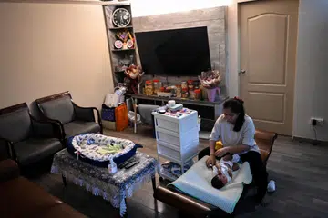 Cik Syurah Hassan, wartawan Berita Harian yang baru sahaja melahirkan, dengan penuh kasih dan pengorbanan bangun beberapa kali setiap malam untuk menyusu, tukar lampin dan melakukan apa sahaja keperluan bayinya.