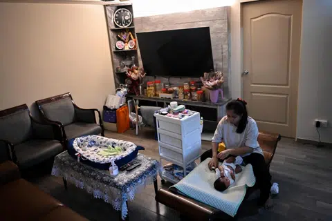 Cik Syurah Hassan, wartawan Berita Harian yang baru sahaja melahirkan, dengan penuh kasih dan pengorbanan bangun beberapa kali setiap malam untuk menyusu, tukar lampin dan melakukan apa sahaja keperluan bayinya.