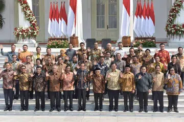 KEMELUT POLITIK: Suasana janggal semakin ketara dalam kalangan anggota Kabinet akibat perbezaan politik yang dinafikan oleh Presiden Joko Widodo (depan enam dari kiri) dan beliau menyatakan Kabinet Maju Indonesia masih meneruskan kerja seperti biasa.