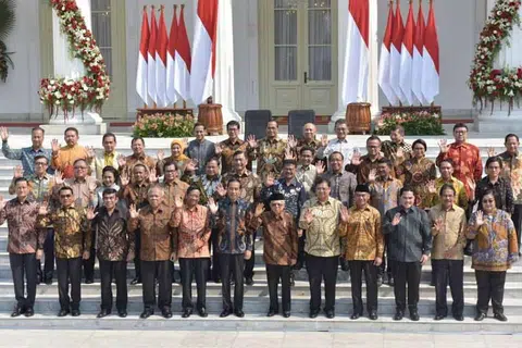KEMELUT POLITIK: Suasana janggal semakin ketara dalam kalangan anggota Kabinet akibat perbezaan politik yang dinafikan oleh Presiden Joko Widodo (depan enam dari kiri) dan beliau menyatakan Kabinet Maju Indonesia masih meneruskan kerja seperti biasa.