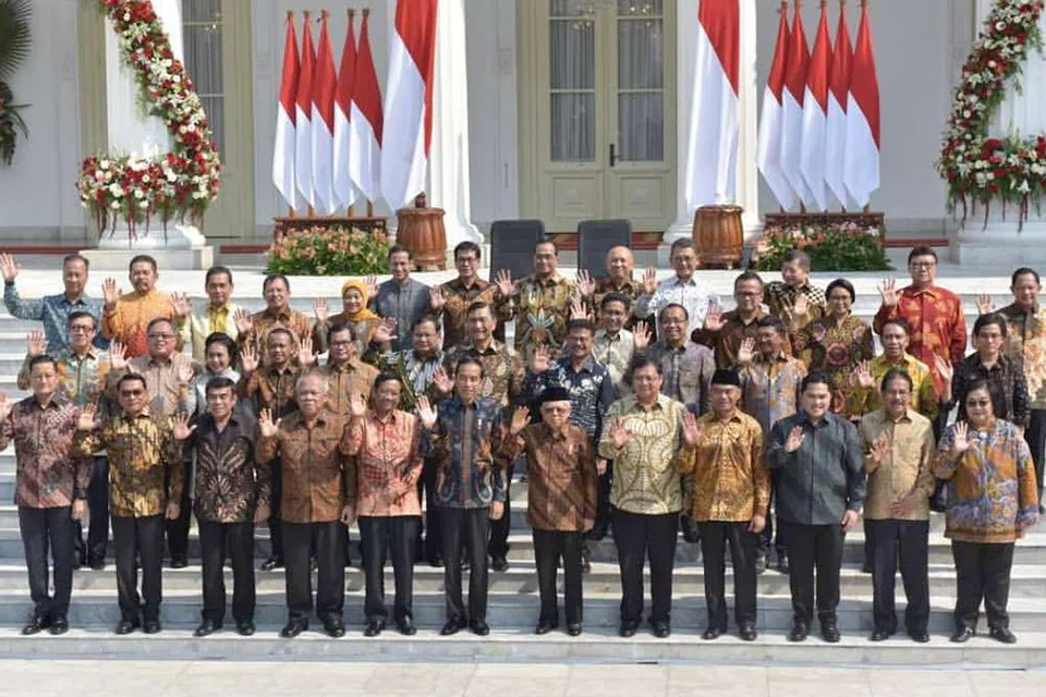 KEMELUT POLITIK: Suasana janggal semakin ketara dalam kalangan anggota Kabinet akibat perbezaan politik yang dinafikan oleh Presiden Joko Widodo (depan enam dari kiri) dan beliau menyatakan Kabinet Maju Indonesia masih meneruskan kerja seperti biasa.