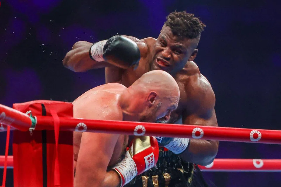 TENTANGAN HEBAT: Petinju asal Cameroon, Francis Ngannou (hadap kamera) yang tewas tipis kepada petinju Britain, Tyson Fury kini ditempatkan dalam kedudukan ke-10 dunia oleh WBC.