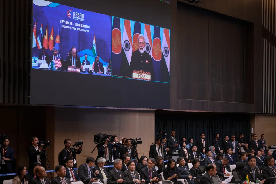 Perdana Menteri India, Encik Narendra Modi (dalam skrin, kanan), memberi ucapan secara maya di Sidang Puncak Asean ke-47. 