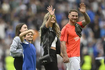 SEMAKIN DIMINATI: Pemain tengah berbakat besar, Alexis Mac Allister, bersama anggota keluarganya sempat melambai kepada para peminat Brighton & Hove Albion sejurus perlawanan terakhir kelab itu, sebelum beliau berpindah ke kelab barunya, Liverpool. 