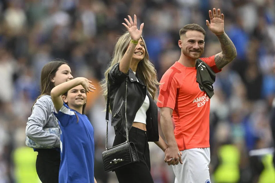 SEMAKIN DIMINATI: Pemain tengah berbakat besar, Alexis Mac Allister, bersama anggota keluarganya sempat melambai kepada para peminat Brighton & Hove Albion sejurus perlawanan terakhir kelab itu, sebelum beliau berpindah ke kelab barunya, Liverpool. 