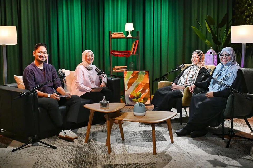 (Dari kanan) Ustazah Nadia Hanim Abdul Rahman dan Sharifah Fashiha Syed Ali berkongsi bagaimana keluarga besar dapat meraih kemanisan Ramadan dengan berpuasa bersama dan menggalak anak kecil berpuasa pada usia awal bersama hos dan penerbit podcast NoTapis, Cik Natasha Mustafa, dan wartawan, Encik Muhd Hazman Abd Aziz.
