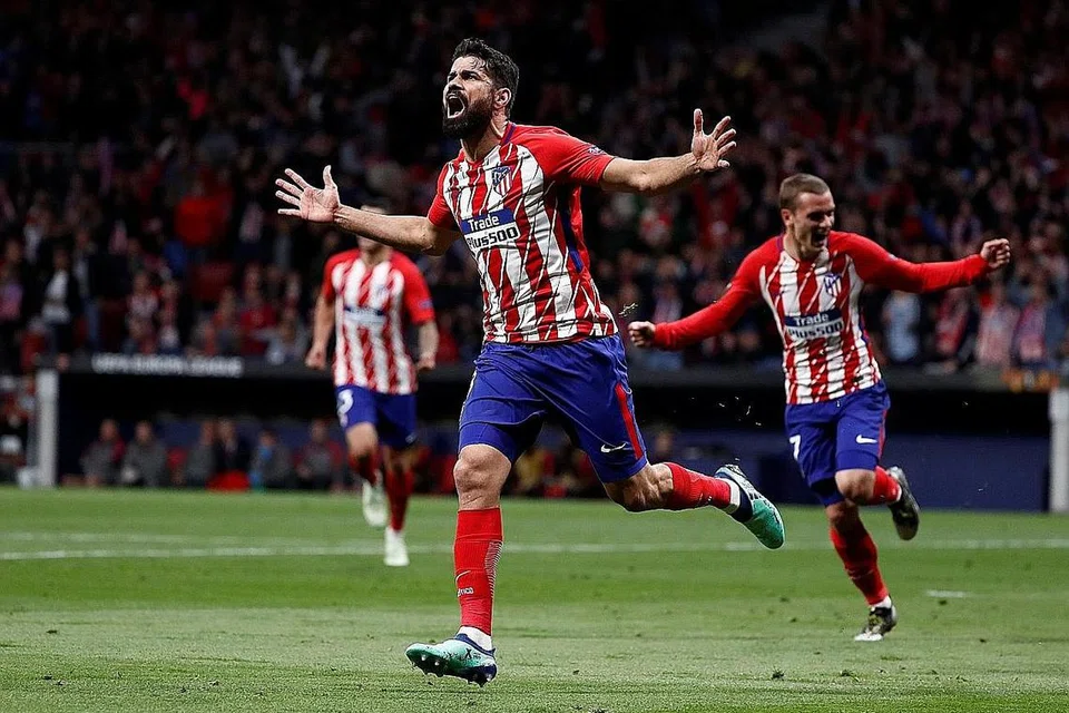 GOL KEMENANGAN: Penyerang Atletico Madrid, Diego Costa (hadapan), berlari kegembiraan selepas menyumbatkan gol pasukannya semasa menentang Arsenal.