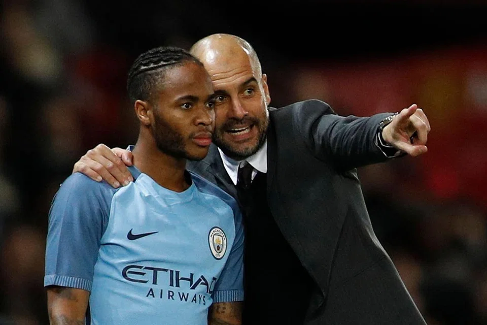 BERI ARAHAN: Pengurus Manchester City, Pep Guardiola, kelihatan sedang memberi arahan kepada pemainnya, Raheem Sterling. - Foto REUTERS