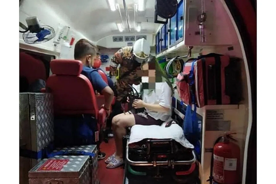 BAS REMPUH TRELER: Seramai 16 penumpang bas ekspres, yang kesemuanya warga Singapura, cedera ringan dan menerima rawatan awal di tempat kejadian (gambar atas) selepas bas itu melanggar bahagian belakang sebuah treler. - Foto INFO.SEMASA/ FACEBOOK