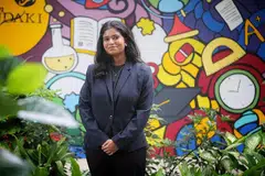 SUMBANG KEMBALI KEPADA MASYARAKAT: Cik Reena menerima Anugerah Cemerlang Mendaki kerana lulus dengan ijazah kepujian kelas pertama dan Anugerah Gemilang Mendaki kerana giat menyumbang semula kepada masyarakat. - Foto-foto BH oleh GAVIN FOO 