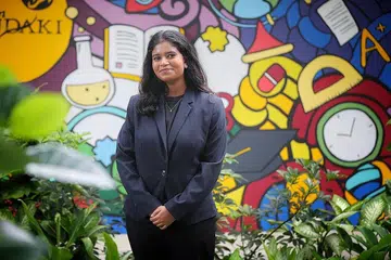 SUMBANG KEMBALI KEPADA MASYARAKAT: Cik Reena menerima Anugerah Cemerlang Mendaki kerana lulus dengan ijazah kepujian kelas pertama dan Anugerah Gemilang Mendaki kerana giat menyumbang semula kepada masyarakat. - Foto-foto BH oleh GAVIN FOO 