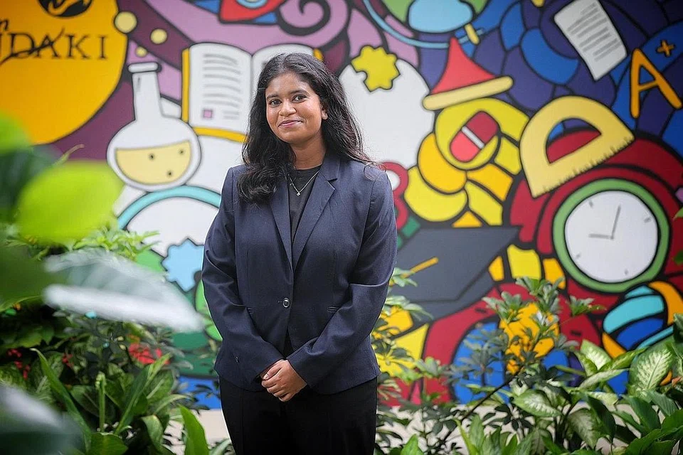 SUMBANG KEMBALI KEPADA MASYARAKAT: Cik Reena menerima Anugerah Cemerlang Mendaki kerana lulus dengan ijazah kepujian kelas pertama dan Anugerah Gemilang Mendaki kerana giat menyumbang semula kepada masyarakat. - Foto-foto BH oleh GAVIN FOO 