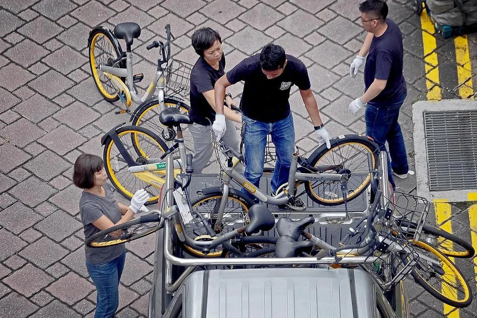 TIDAK LAGI DIGUNAKAN: Basikal oBbike sedang dikumpulkan di sekitar kawasan perumahan di Telok Blangah Drive. - Foto ZAOBAO 