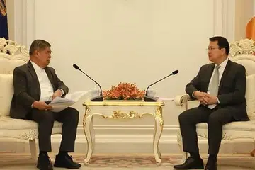 Menteri Pertanian dan Keterjaminan Makanan, Datuk Seri Mohamad Sabu (kiri), bersama Menteri Pertanian, Perhutanan dan Perikanan Kemboja, Encik Dith Tina.