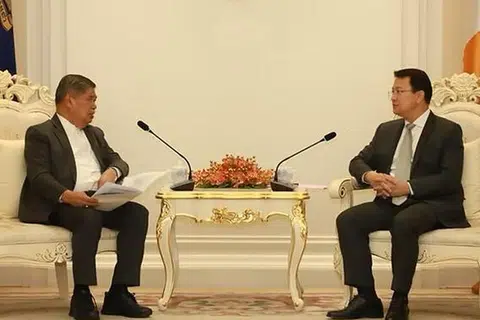 Menteri Pertanian dan Keterjaminan Makanan, Datuk Seri Mohamad Sabu (kiri), bersama Menteri Pertanian, Perhutanan dan Perikanan Kemboja, Encik Dith Tina.