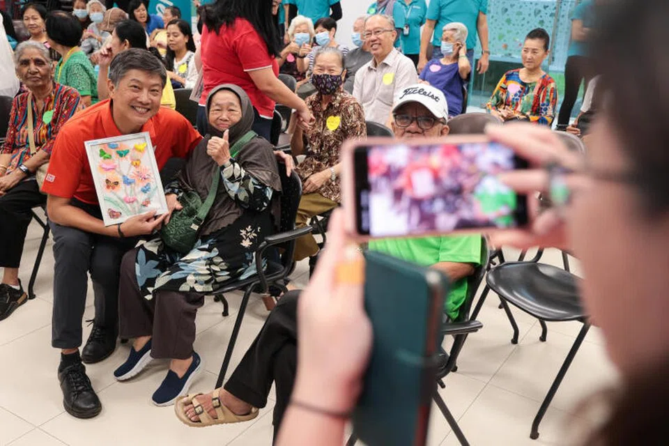 WARGA EMAS AKTIF: Setiausaha Agung NTUC, Encik Ng Chee Meng, bergambar bersama seorang penduduk Taman Jurong di Pusat Penuaan Aktif Kesihatan NTUC pada Rabu.