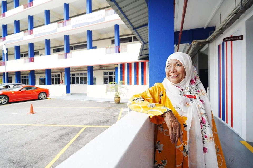 Cik Latifah Ali terkilan tidak menjadi guru, tetapi bangga tetap dapat berkhidmat dengan kerja-kerja kebajikan dan menganjur acara untuk bekas sekolah menengahnya itu.